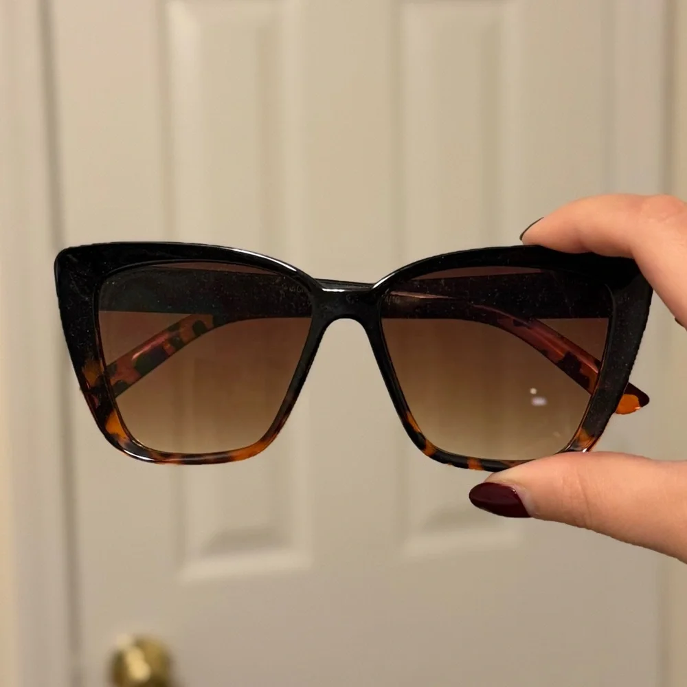 Tortoise Oversized Cat-eye Sunglasses - Picture 2 of 3